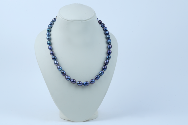 Purple colored pearl with oval shape - Image 3