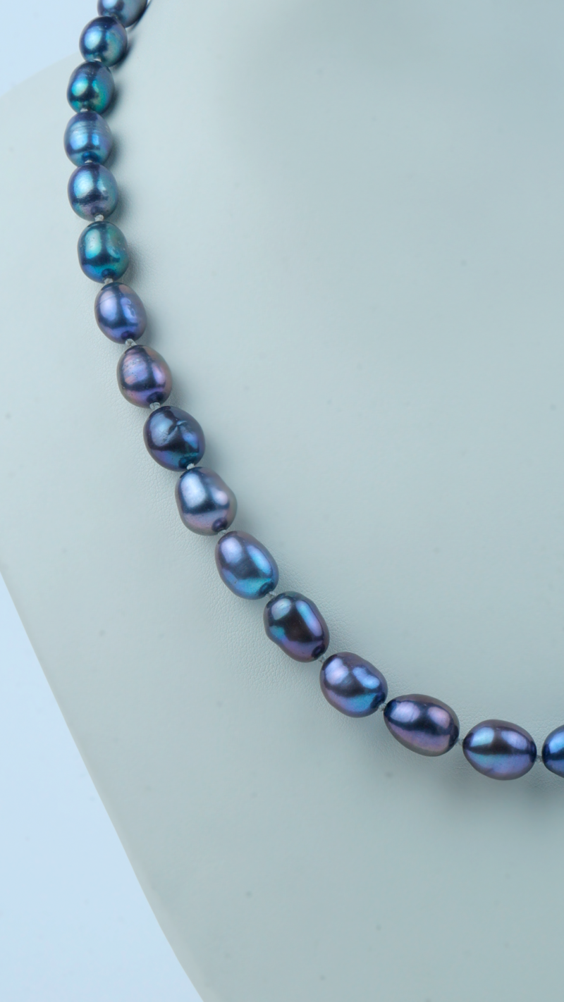 Purple colored pearl with oval shape - Image 2